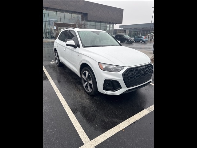 2023 Audi Q5 Premium Plus's photo