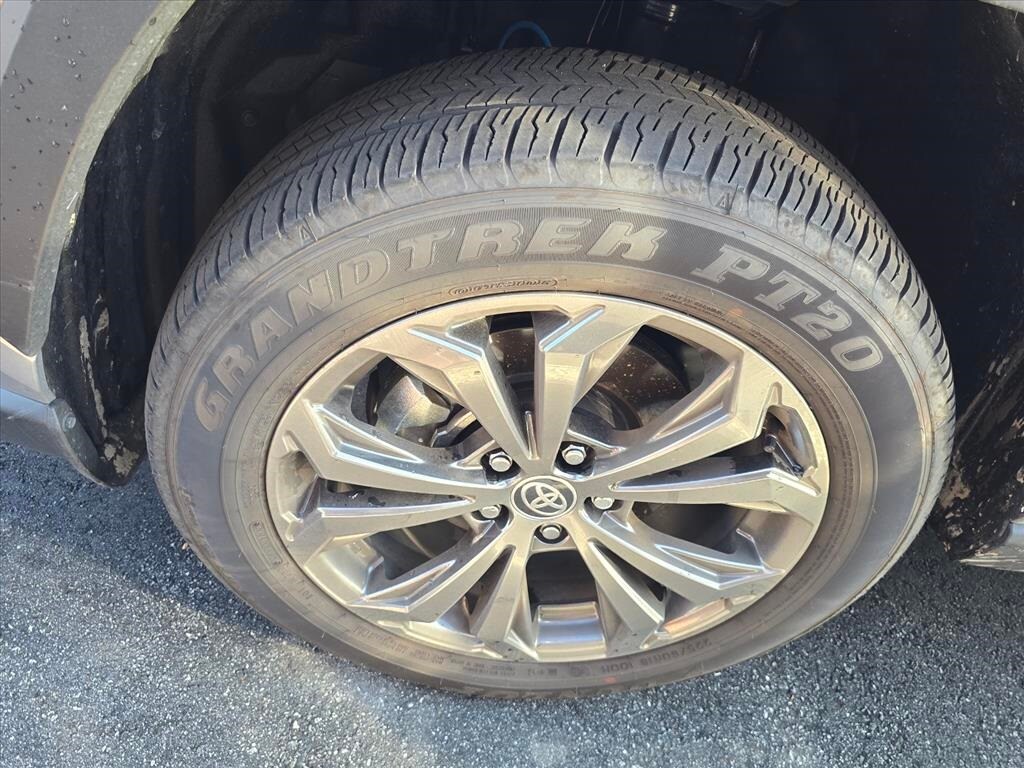 2025 Toyota RAV4 Hybrid Limited photo 4