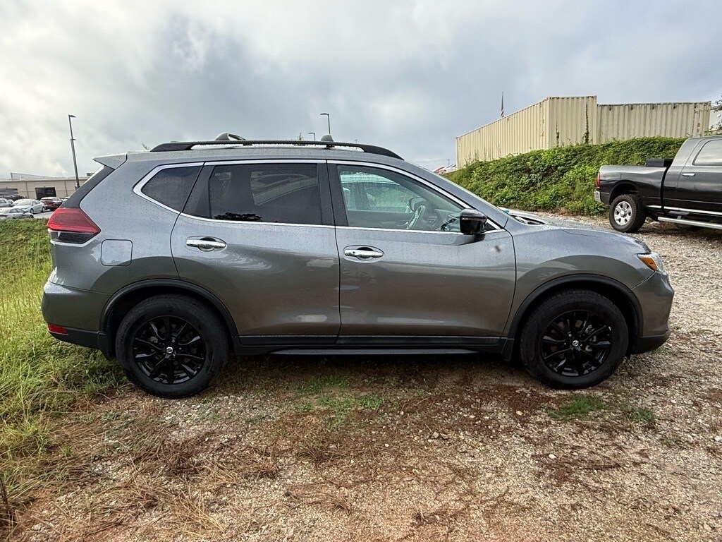 2018 Nissan Rogue SV photo 2