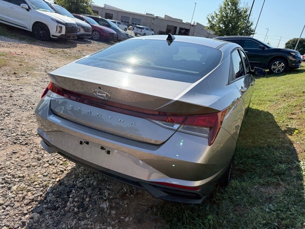 2023 Hyundai Elantra SEL photo 2