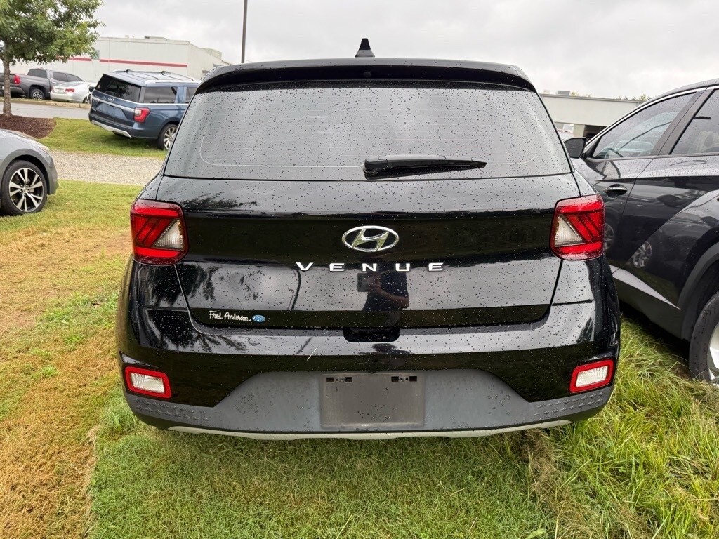 2022 Hyundai Venue SE photo 2