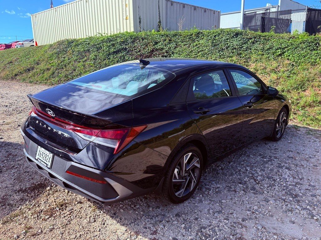 2025 Hyundai Elantra SEL Sport photo 3