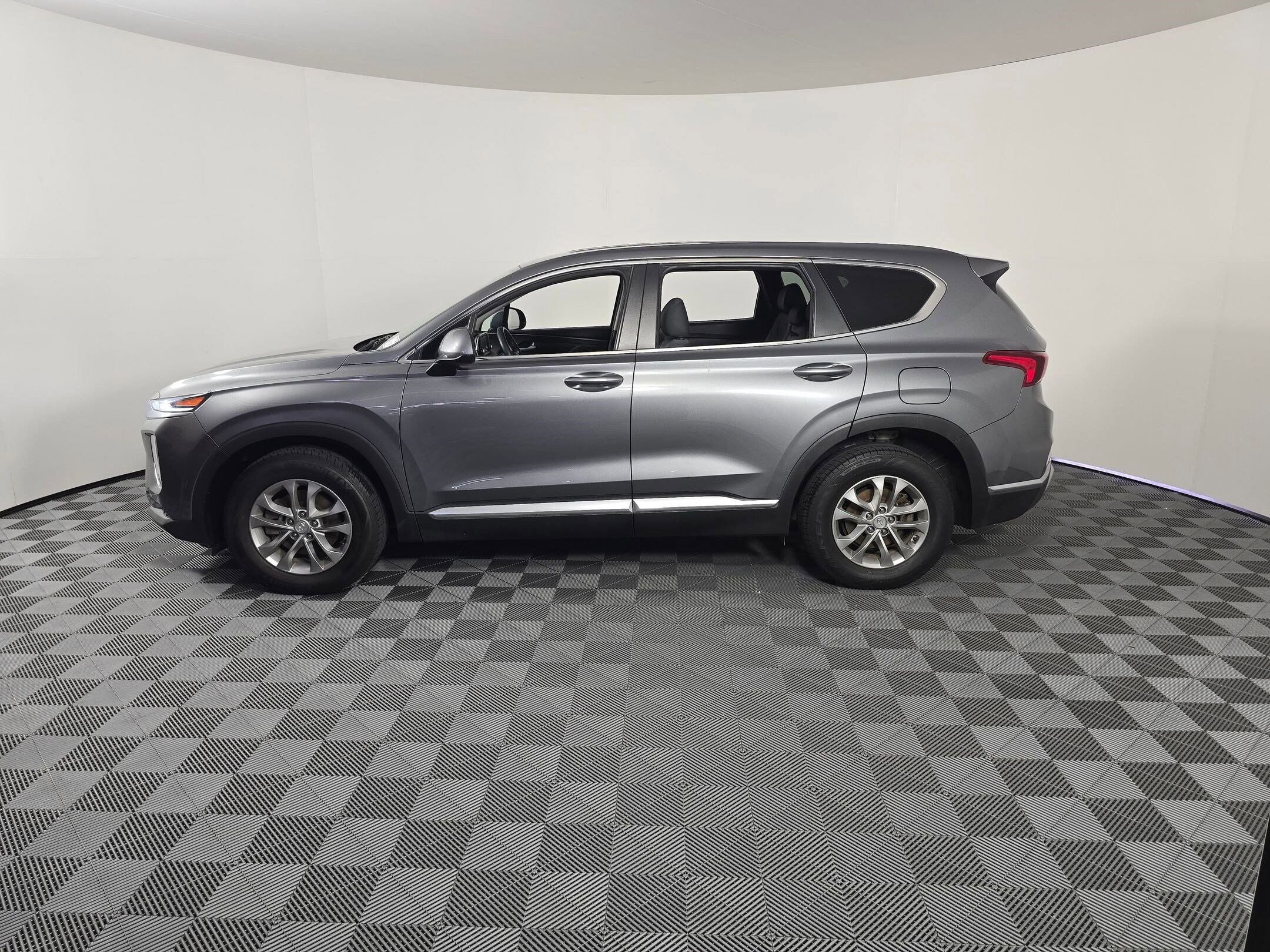 2019 Hyundai Santa Fe SE photo 2