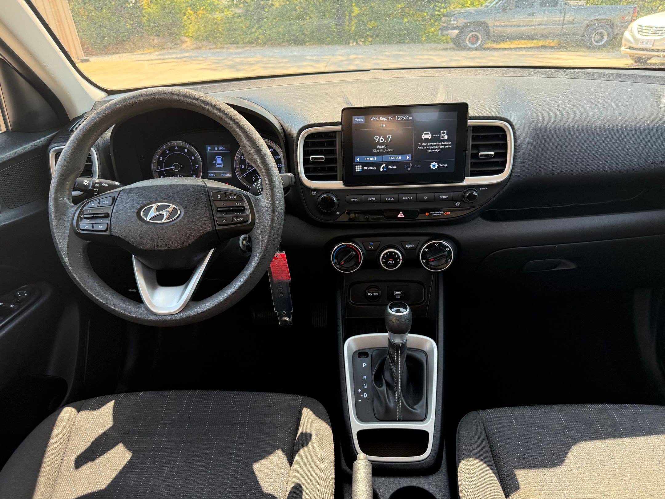 2021 Hyundai Venue SE photo 2