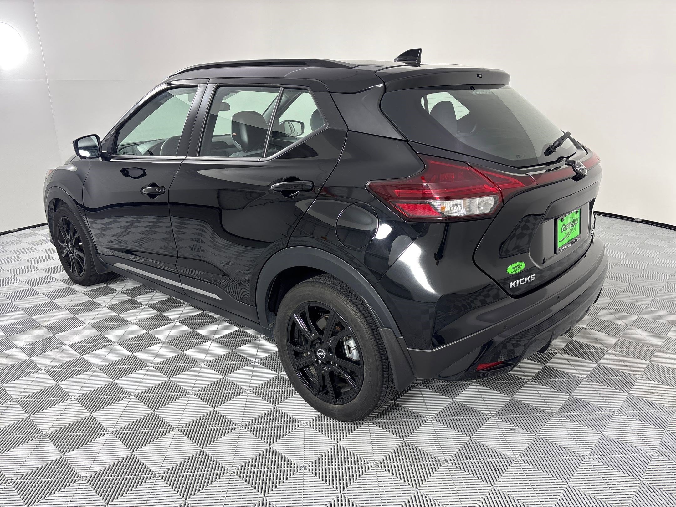 2023 Nissan Kicks SR photo 2