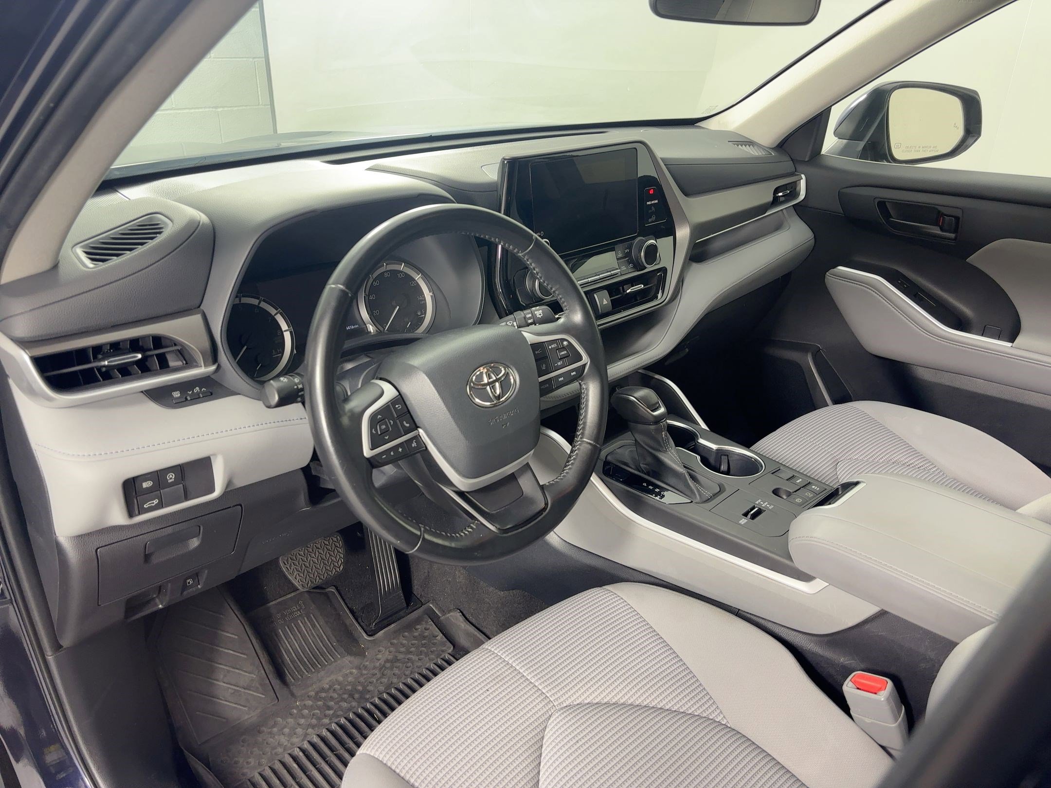 2023 Toyota Highlander LE photo 4