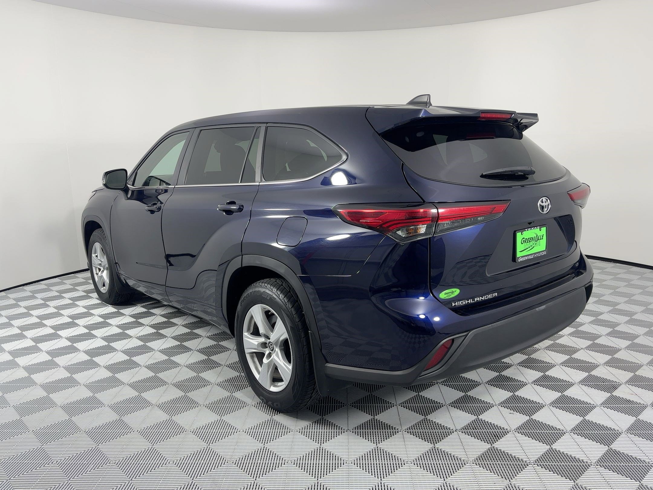 2023 Toyota Highlander LE photo 3