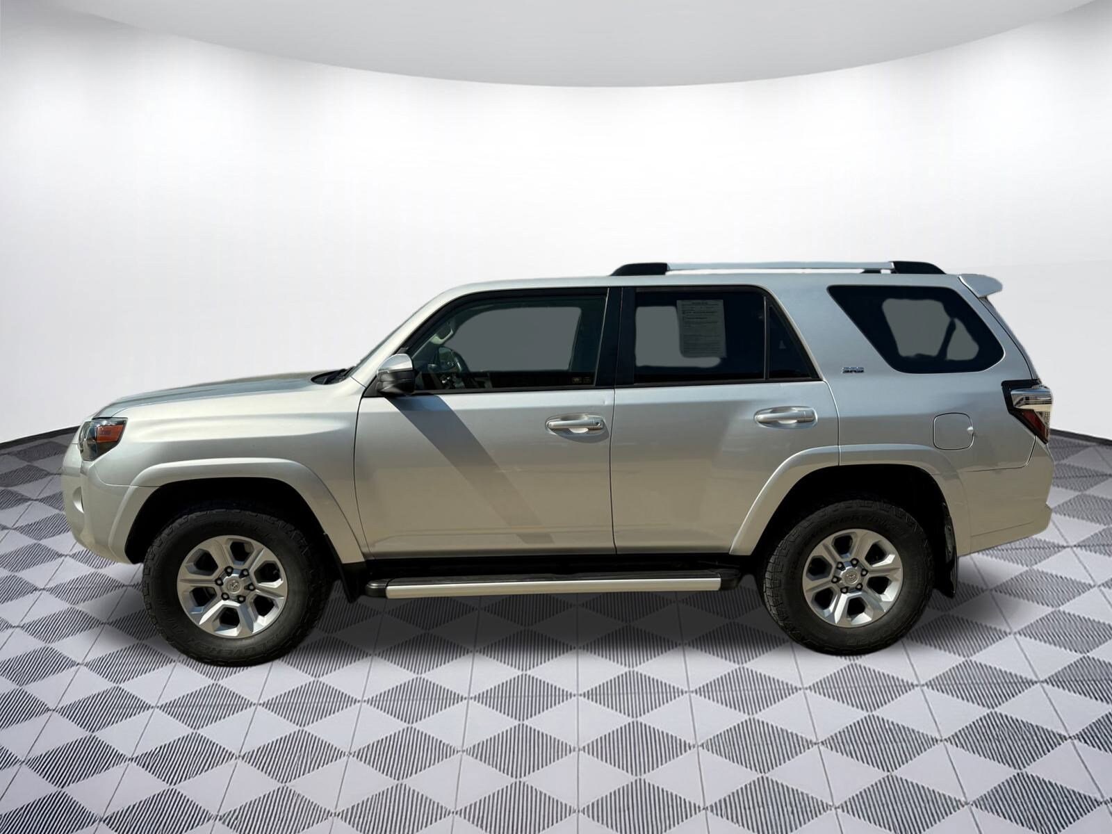 2019 Toyota 4Runner SR5 4WD photo 2