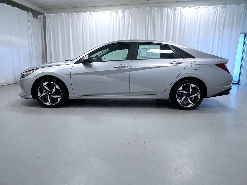 2023 Hyundai Elantra SEL Convenience photo 2