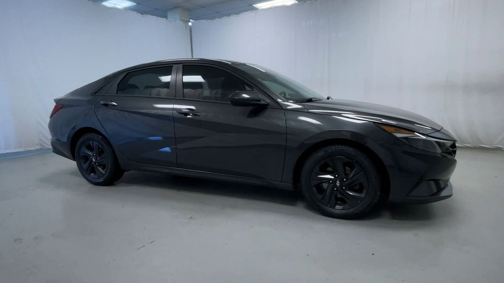2022 Hyundai Elantra SEL photo 2