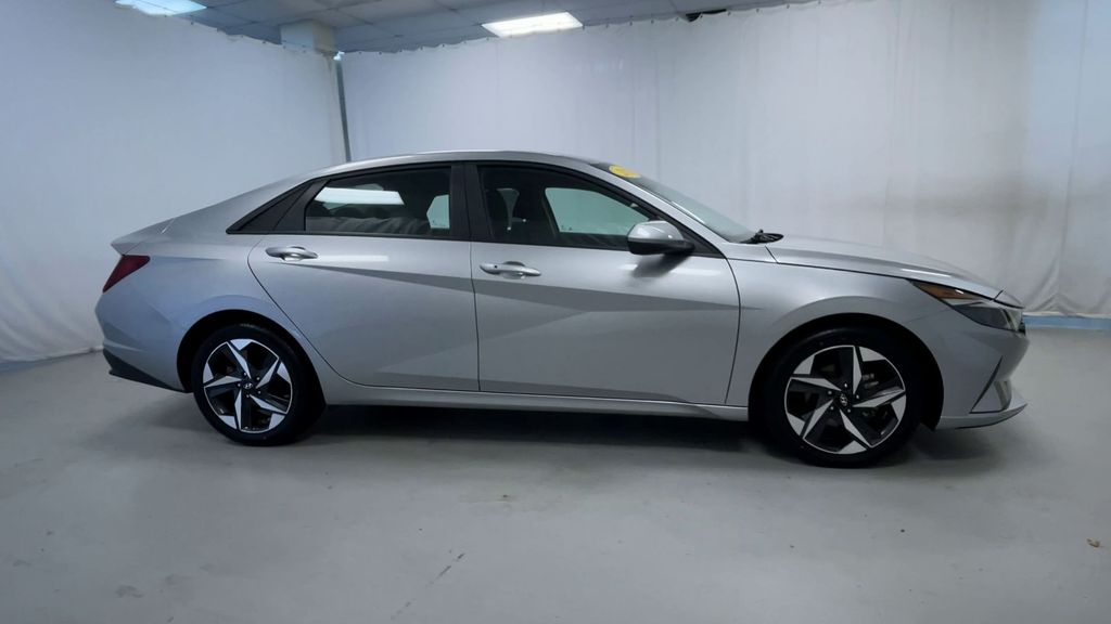 2023 Hyundai Elantra SEL Convenience photo 2