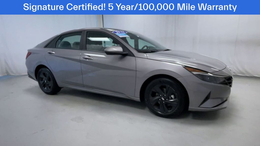 2022 Hyundai Elantra SEL photo 2
