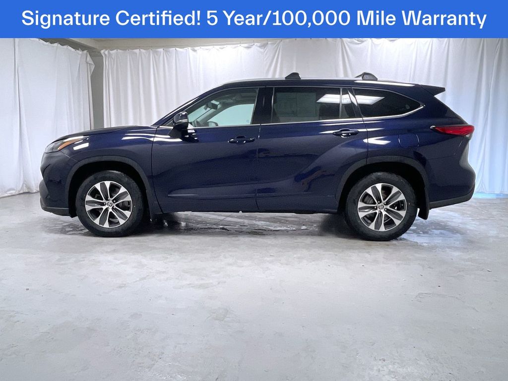 Used 2022 Toyota Highlander XLE with VIN 5TDGZRBH7NS227850 for sale in Keene, NH