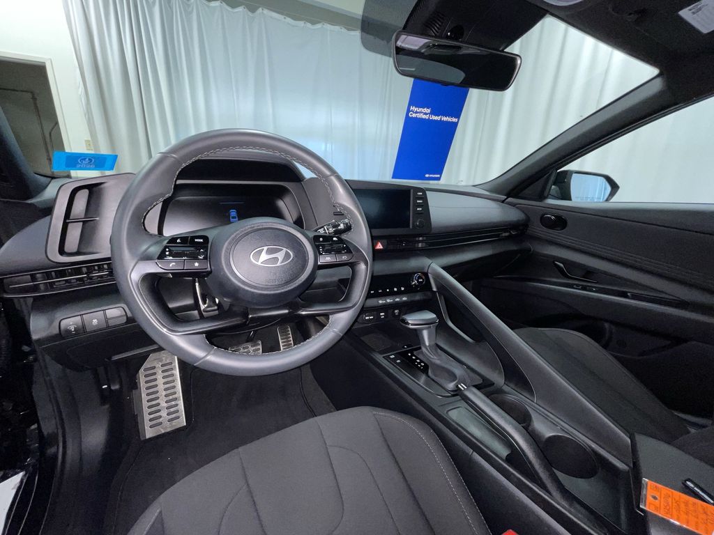 2025 Hyundai Elantra SEL Sport photo 3