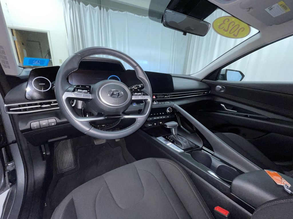 2023 Hyundai Elantra SEL Convenience photo 3