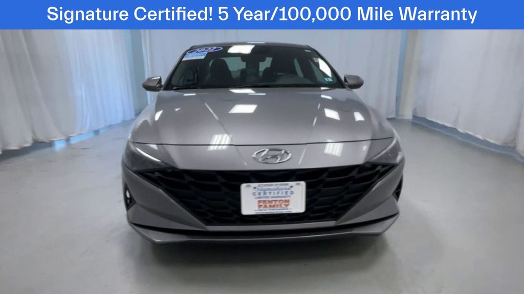 2022 Hyundai Elantra SEL photo 3