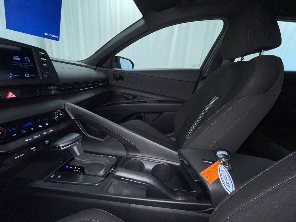 2025 Hyundai Elantra SEL Sport photo 4