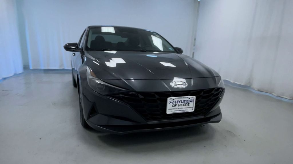 2022 Hyundai Elantra SEL photo 3