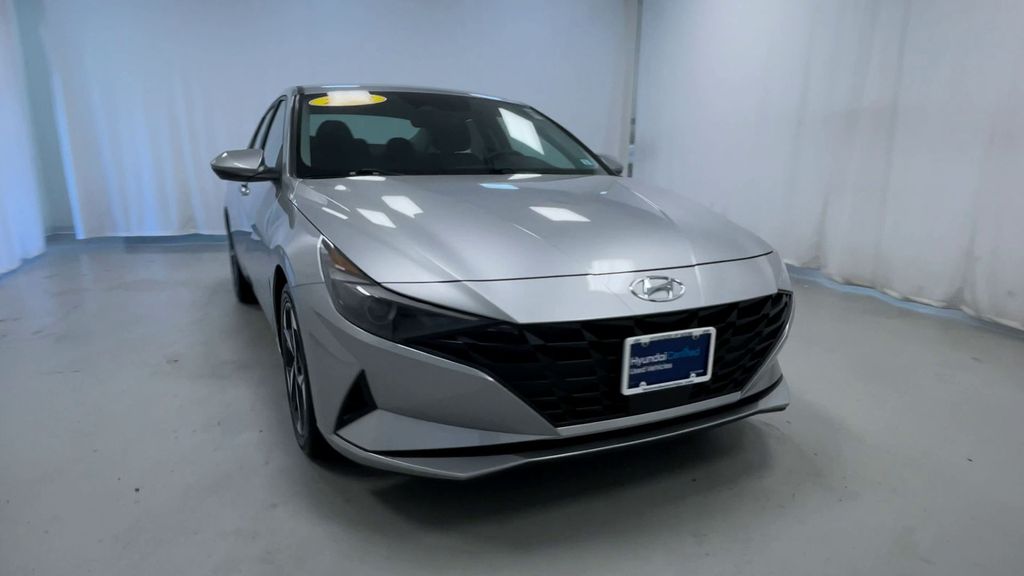 2023 Hyundai Elantra SEL Convenience photo 3