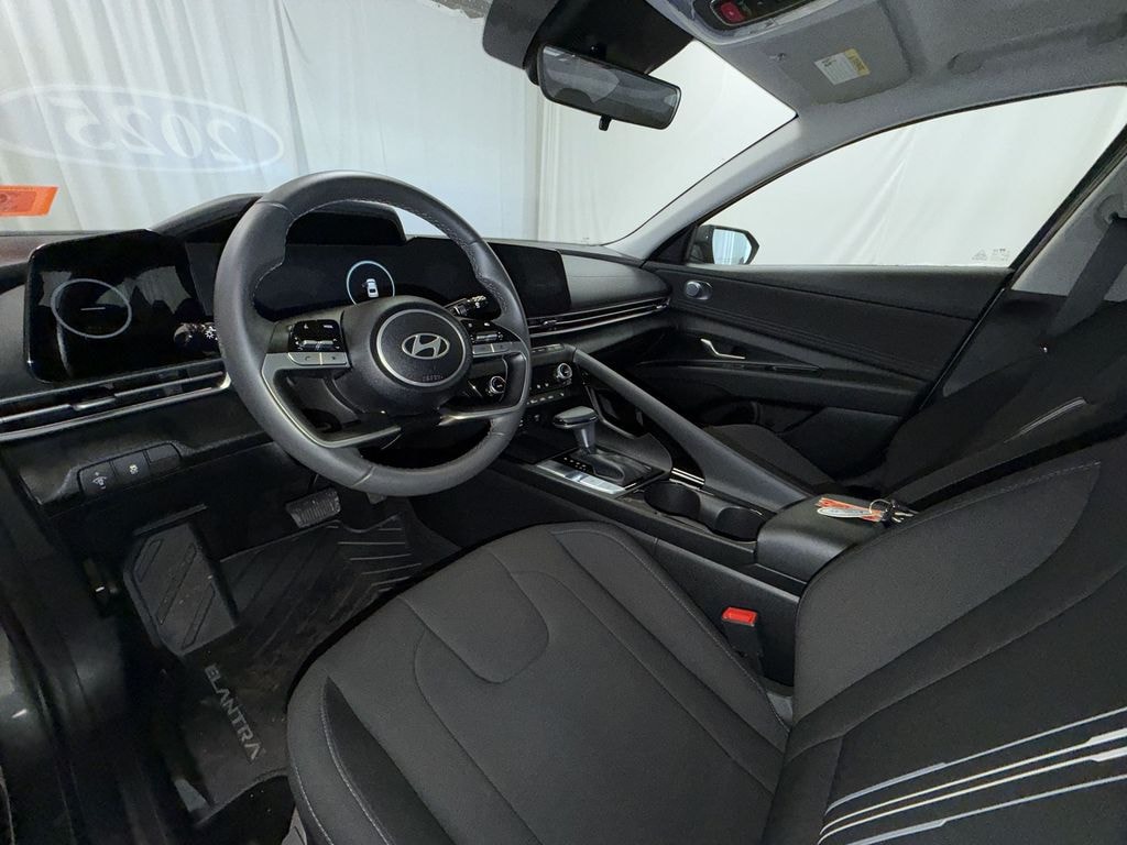 Used 2025 Hyundai Elantra SEL Convenience Sedan