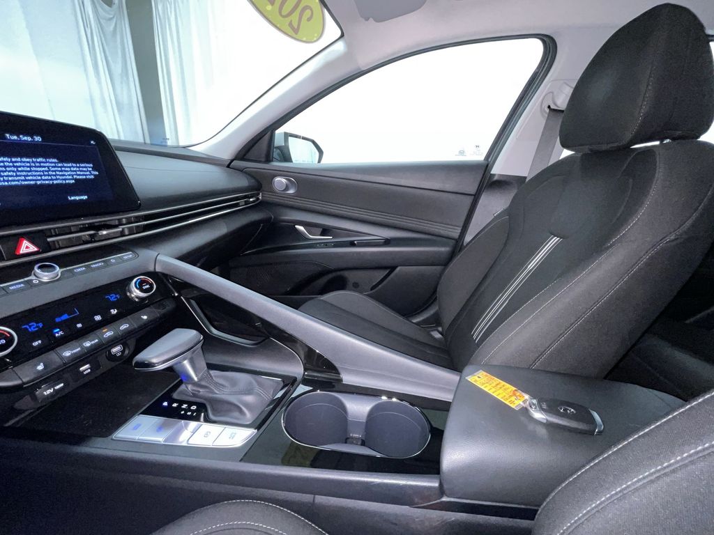 2023 Hyundai Elantra SEL Convenience photo 4