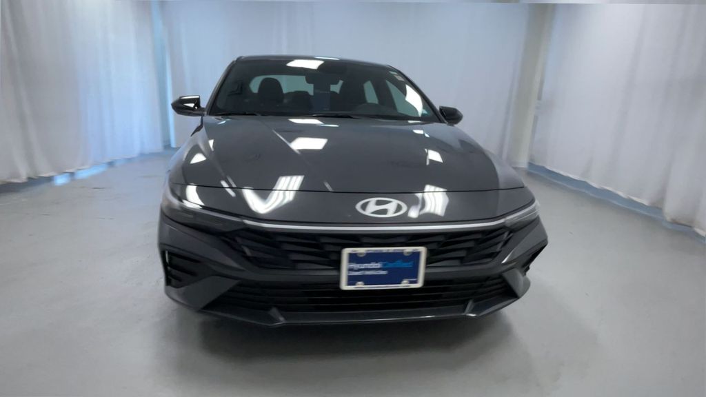 2025 Hyundai Elantra SEL Sport photo 3