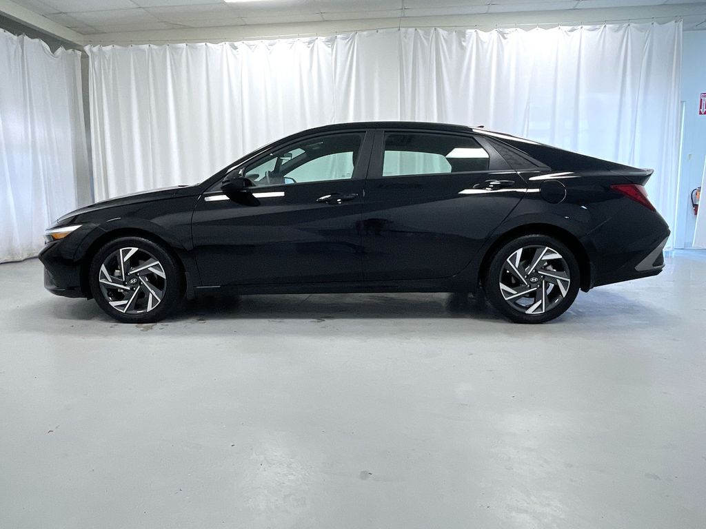 2025 Hyundai Elantra SEL Sport photo 2