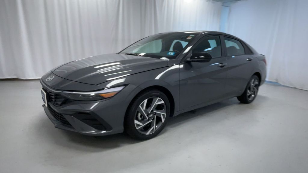 2025 Hyundai Elantra SEL Sport photo 4