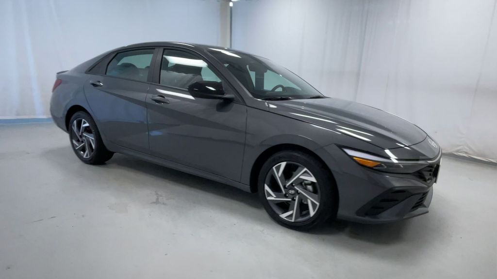 2025 Hyundai Elantra SEL Sport photo 2