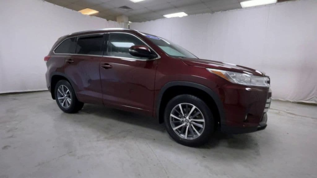 Used 2018 Toyota Highlander XLE with VIN 5TDJZRFHXJS913133 for sale in Keene, NH
