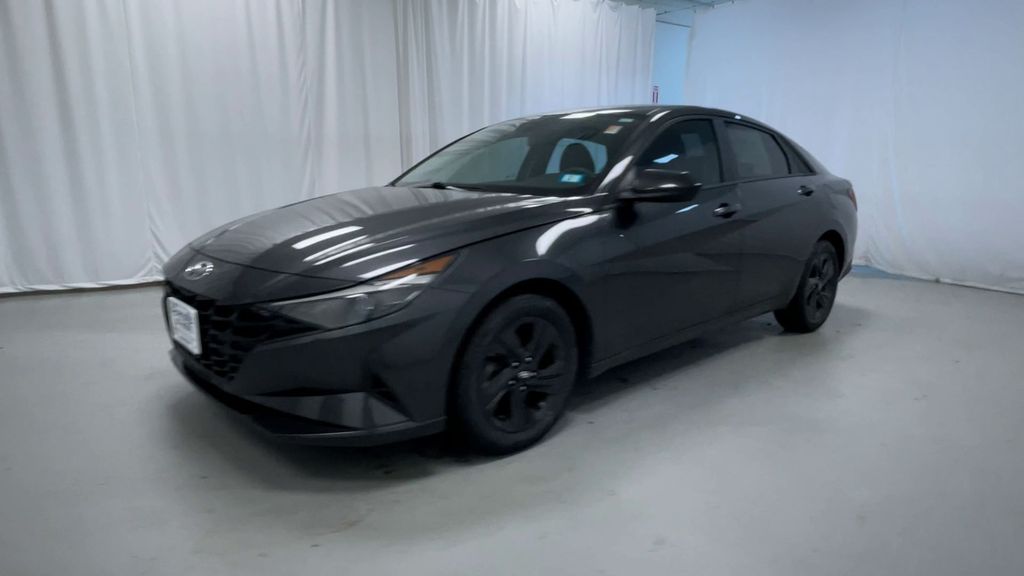 2022 Hyundai Elantra SEL photo 4