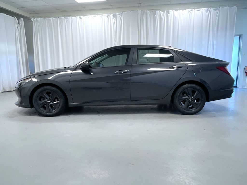 2022 Hyundai Elantra SEL photo 2