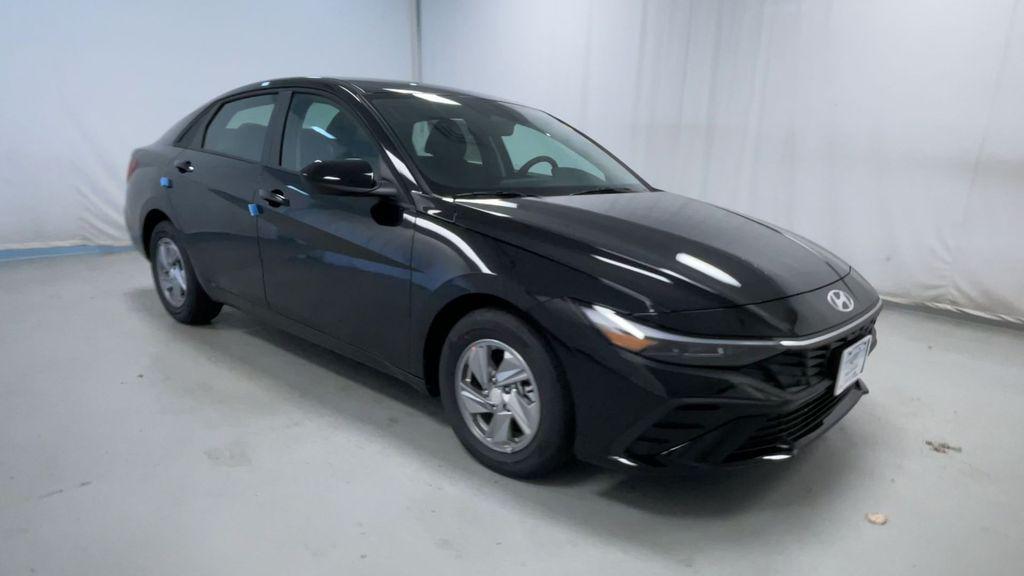2025 Hyundai Elantra SE photo 2