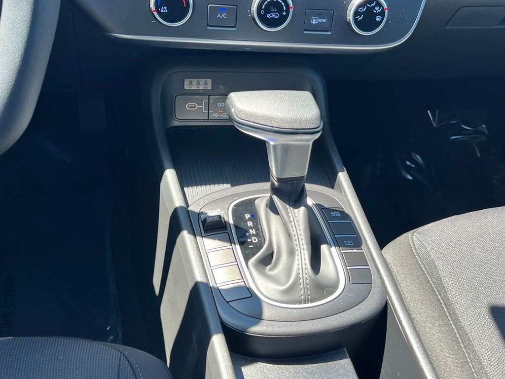 2025 Hyundai Kona SE - Photo 21