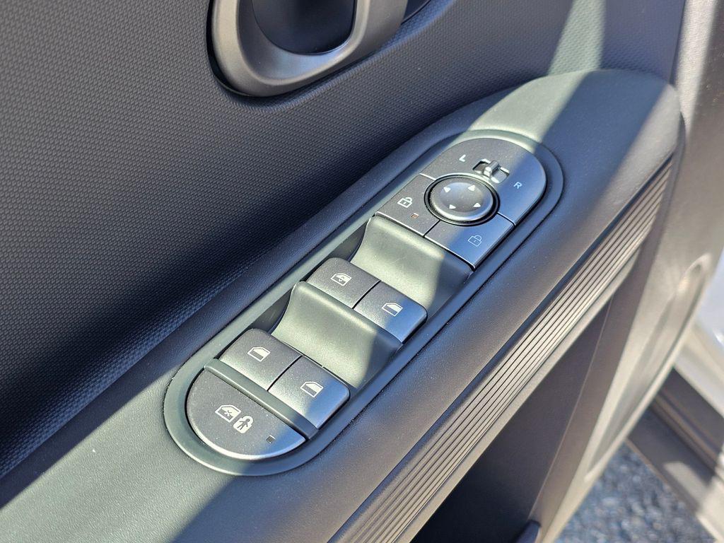 2025 Hyundai IONIQ 5 SE - Photo 21