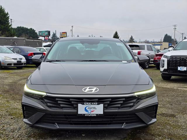 2025 Hyundai Elantra SE photo 2