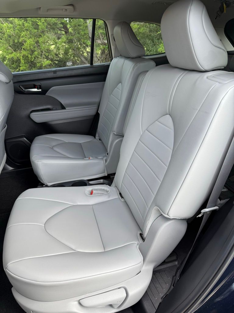 2024 Toyota Highlander LE photo 3