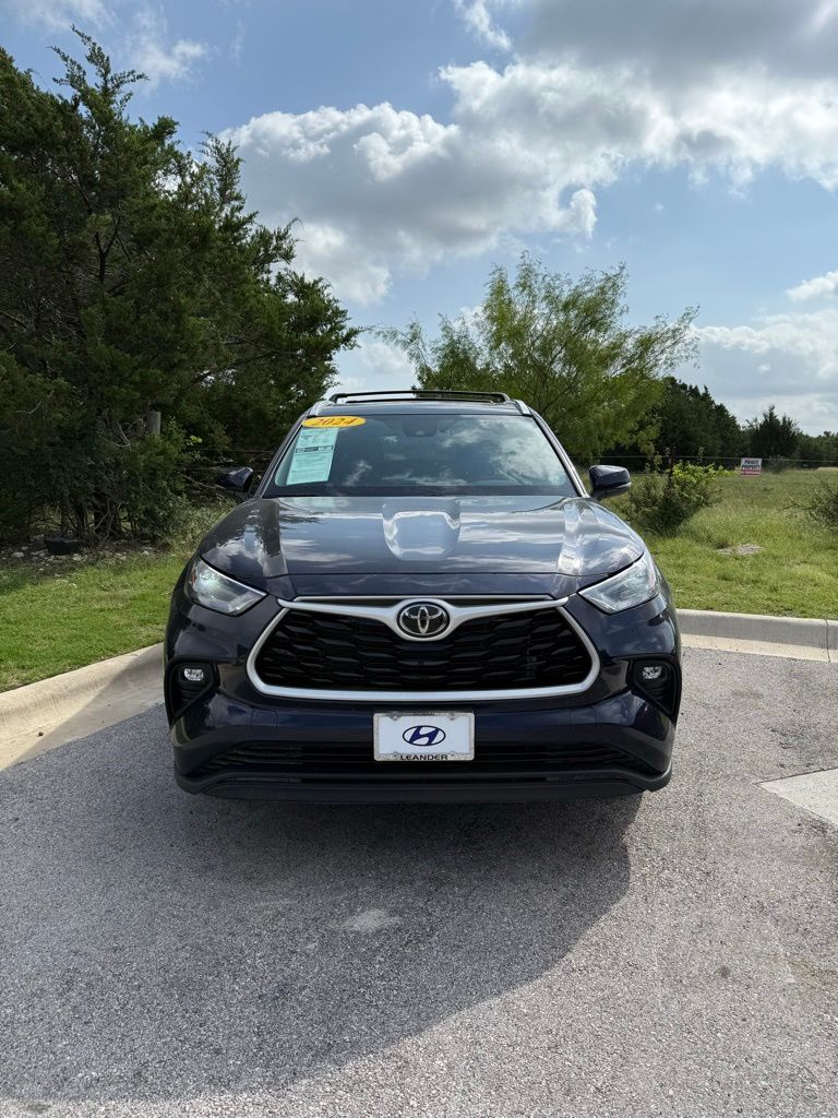 2024 Toyota Highlander LE photo 2