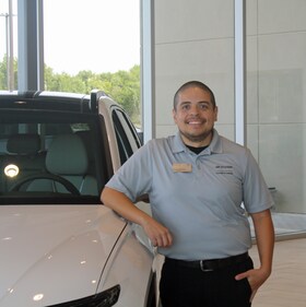 Staff member Simon Menjivar from ID_051a56