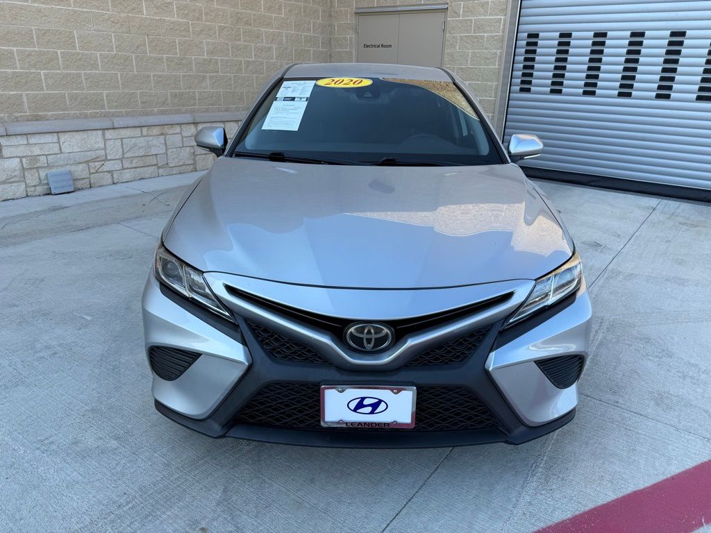 2020 Toyota Camry SE photo 2