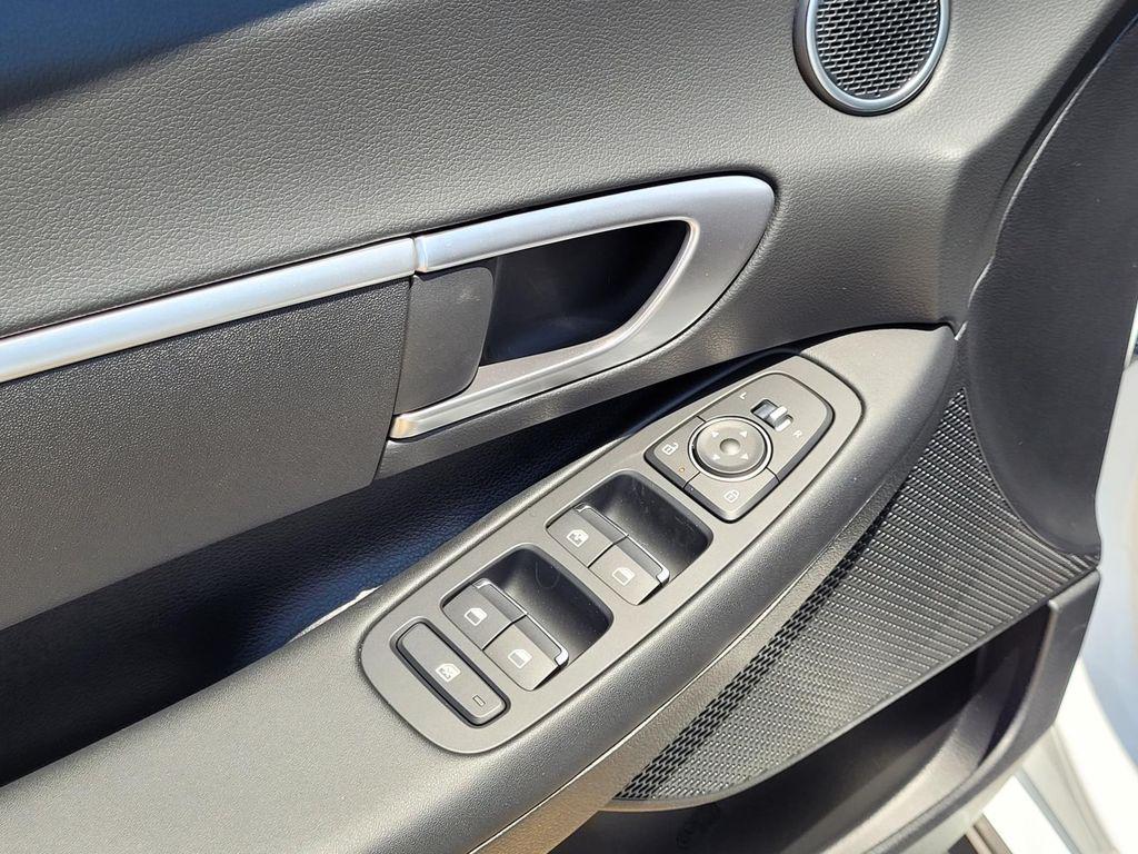 2025 Hyundai Sonata SE - Photo 9