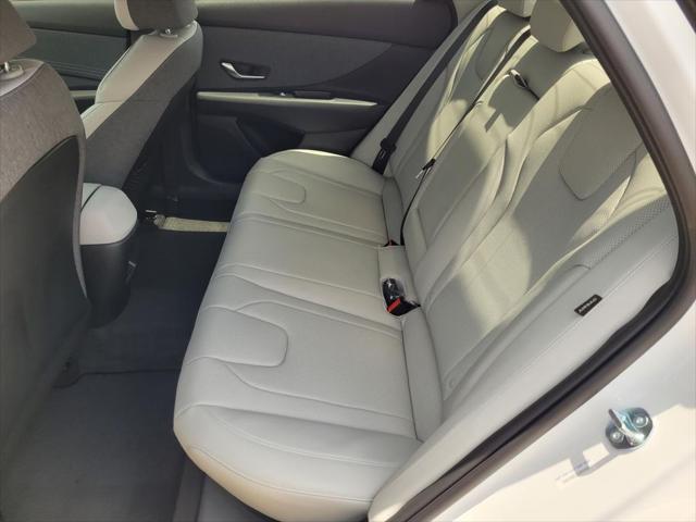 2025 Hyundai Elantra Limited - Photo 13