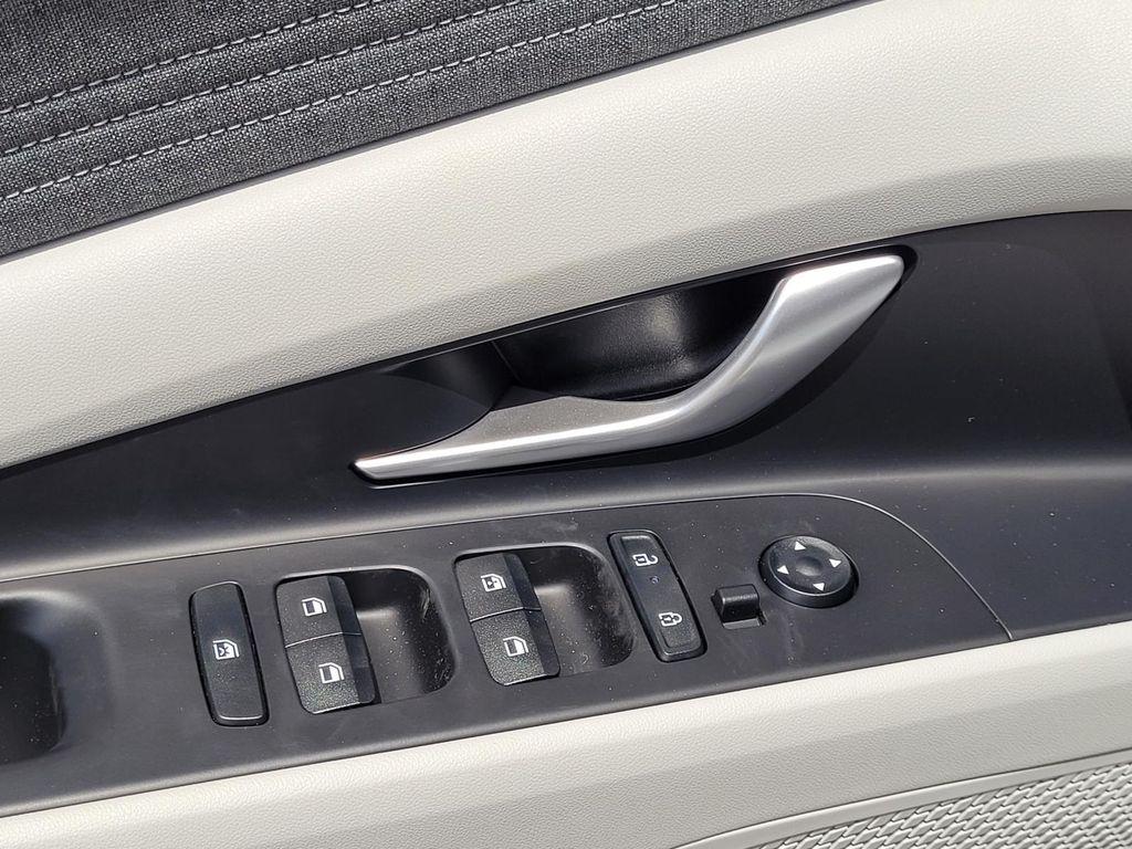 2025 Hyundai Elantra Limited - Photo 10