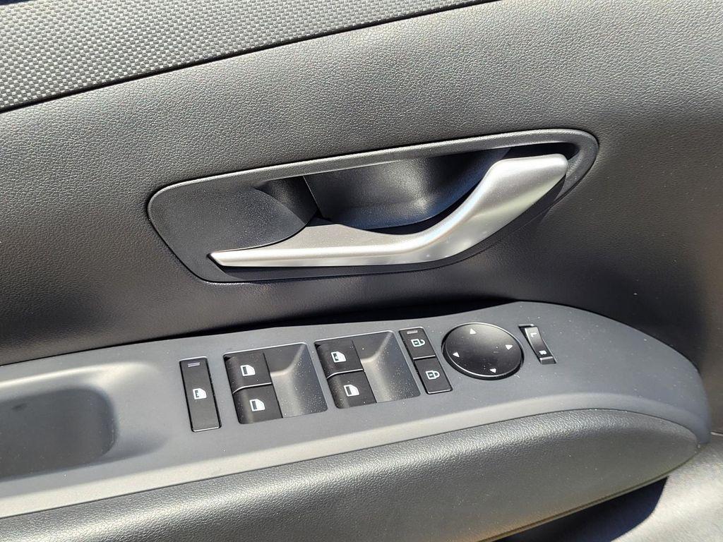 2025 Hyundai Santa Cruz SE - Photo 9