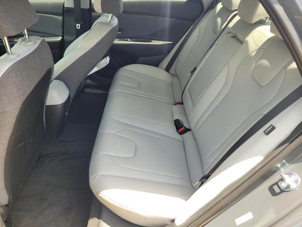 2025 Hyundai Elantra Limited - Photo 13