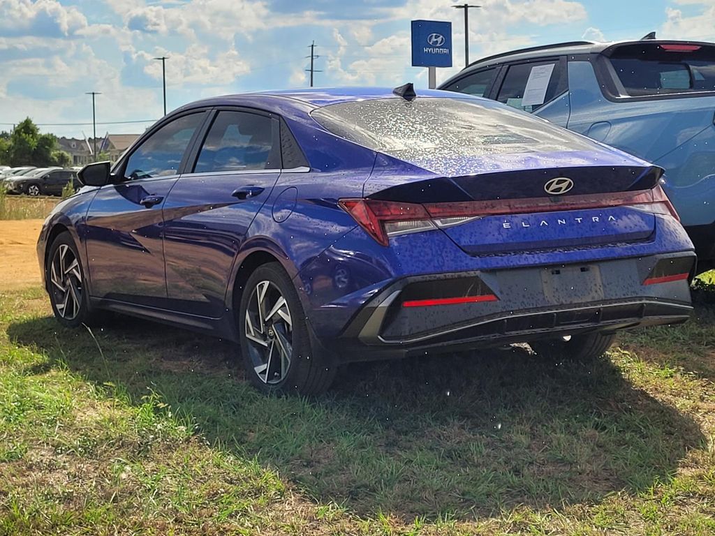 2024 Hyundai Elantra SEL Convenience photo 2