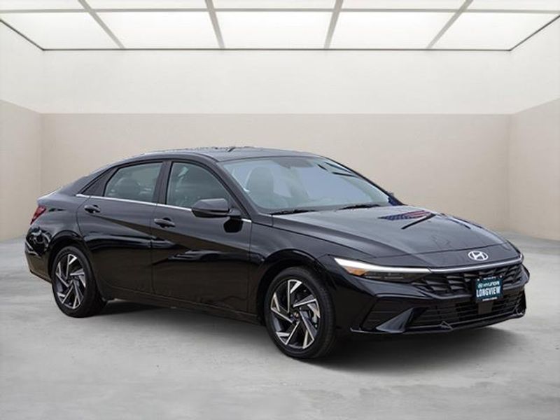 2025 Hyundai Elantra Limited's photo