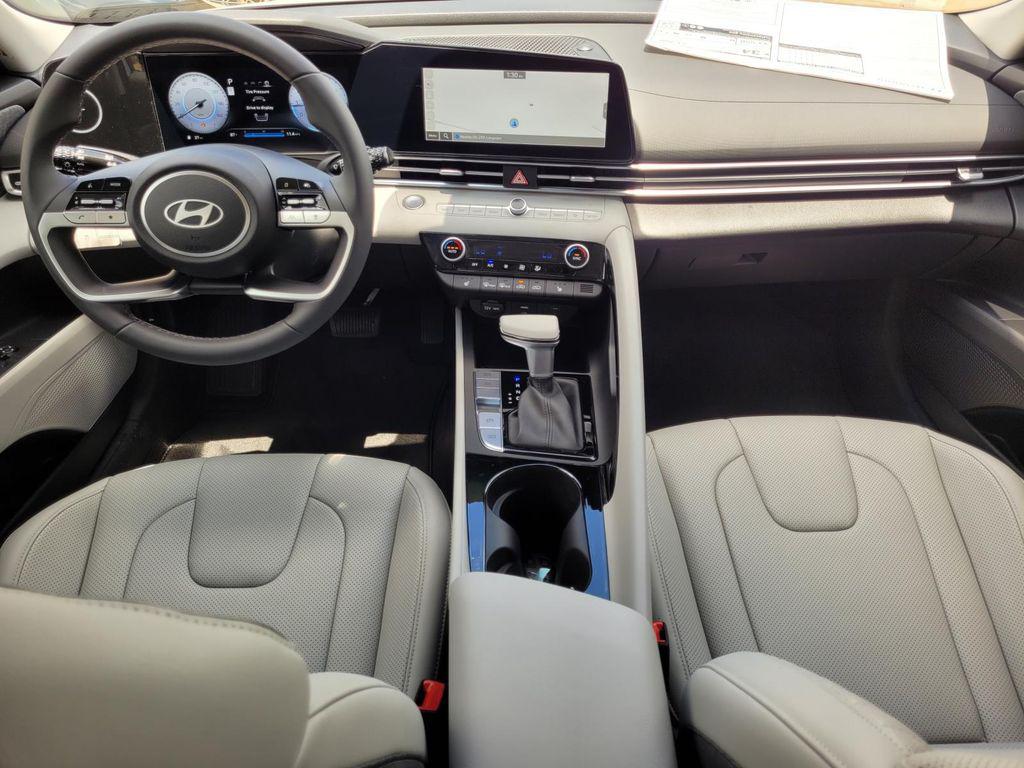 2025 Hyundai Elantra Limited - Photo 15