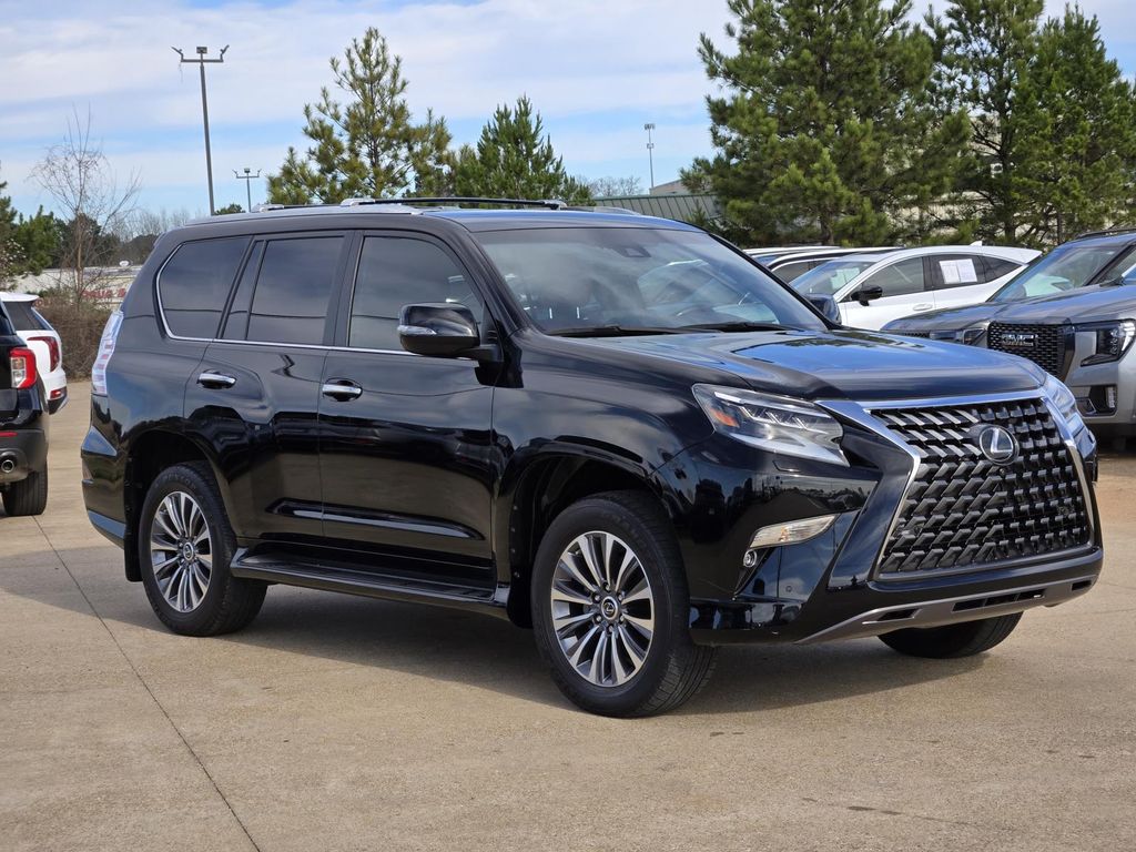 2023 Lexus GX Luxury's photo