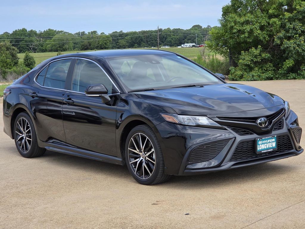 2023 Toyota Camry SE's photo